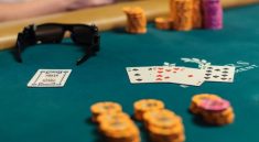 Texas Hold’em vs Omaha Poker: Mana yang Lebih Menguntungkan?