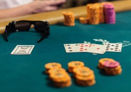 Texas Hold’em vs Omaha Poker: Mana yang Lebih Menguntungkan?