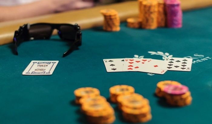 Texas Hold’em vs Omaha Poker: Mana yang Lebih Menguntungkan?