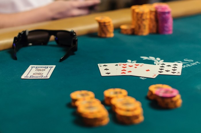 Texas Hold’em vs Omaha Poker: Mana yang Lebih Menguntungkan?