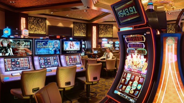 Slot Online vs Live Casino: Mana yang Lebih Menguntungkan?